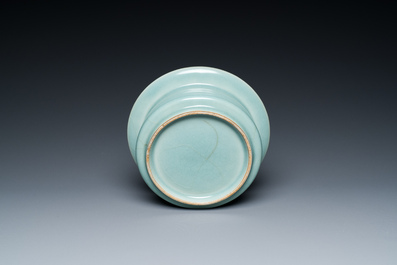 Een Chinese Longquan celadon penselenwasser, Song of later