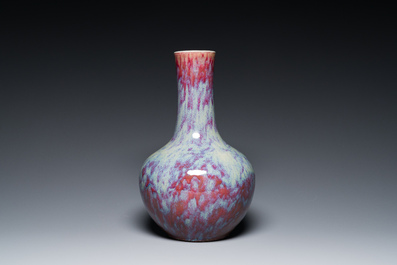 Vase de forme bouteille en porcelaine de Chine &agrave; &eacute;mail flamb&eacute;, 19&egrave;me