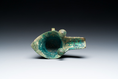Een Chinees archa&iuml;sch bronzen ritueel wijnvat, 'jue', late Shang-dynastie