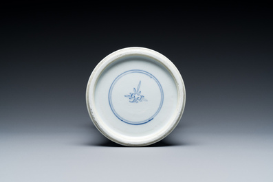 Een Chinese blauw-witte vaas met floraal decor, Kangxi