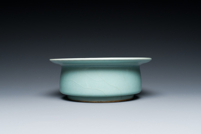 Een Chinese Longquan celadon penselenwasser, Song of later
