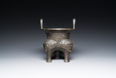 Een Chinese archa&iuml;sche bronzen driepotige wierookbrander, 'ding', Ming