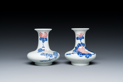 Een paar Chinese blauw-witte en koperrode vaasjes met floraal decor, Qianlong merk, 19/20e eeuw