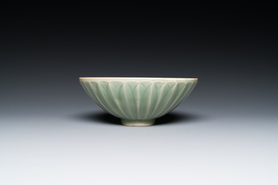Een Chinese Longquan celadon vaas en een lotusvormige kom, Yuan of later