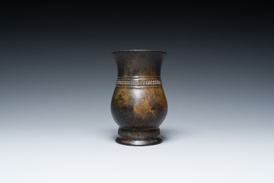 Een Chinees archa&iuml;sch bronzen ritueel wijnvat met inscriptie, 'zhi', late Shang-dynastie