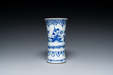 Een Chinese blauw-witte vaas met floraal decor, Kangxi