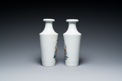Paire de vases de forme rouleau en porcelaine de Chine famille rose, marque de Hongxian, R&eacute;publique