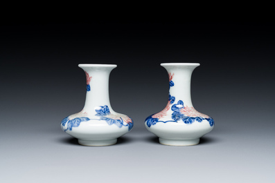 Een paar Chinese blauw-witte en koperrode vaasjes met floraal decor, Qianlong merk, 19/20e eeuw
