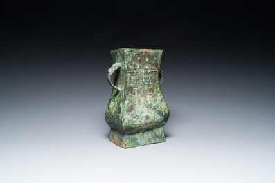 R&eacute;cipient &agrave; vin rituel archa&iuml;que en bronze inscrit Jie Fu Wu 㔾父戊, 'fanghu', Chine, Zhou de l'Ouest