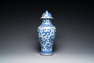 Vase couvert en porcelaine de Chine en bleu et blanc &agrave; d&eacute;cor floral, Kangxi