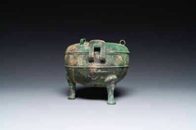 Een Chinese bronzen driepotige rituele voedselkom met deksel, 'ding', Oostelijke Zhou, Periode van Lente en Herfst