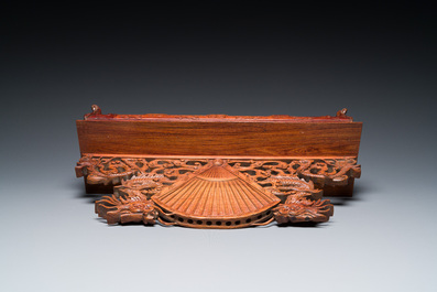 A Chinese or Vietnamese miniature wooden weapon rack, 19/20th C.
