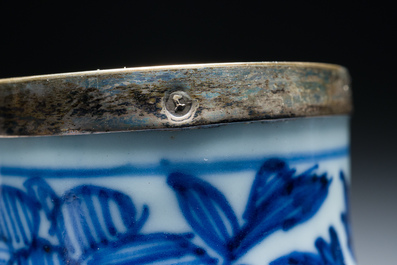 Een paar Chinese blauw-witte vazen met zilveren monturen, Kangxi