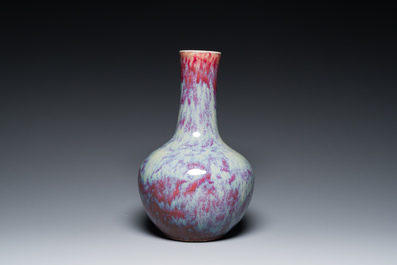Vase de forme bouteille en porcelaine de Chine &agrave; &eacute;mail flamb&eacute;, 19&egrave;me