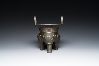 Een Chinese archa&iuml;sche bronzen driepotige wierookbrander, 'ding', Ming