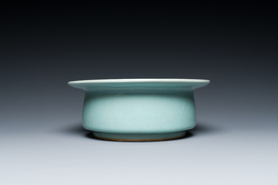 Een Chinese Longquan celadon penselenwasser, Song of later