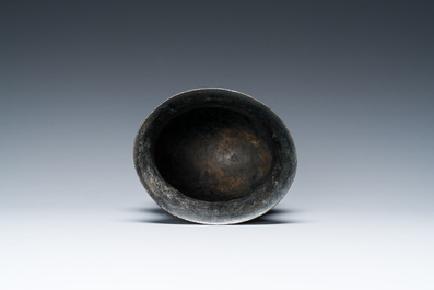 Een Chinees archa&iuml;sch bronzen ritueel wijnvat met inscriptie, 'zhi', late Shang-dynastie