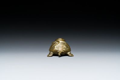 Een Chinese vergulde bronzen waterdruppelaar in de vorm van een schildpad met een slang, wellicht Qing