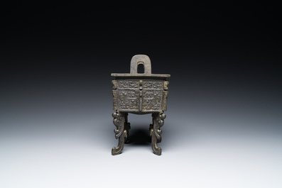 R&eacute;cipient &agrave; nourriture rituel archa&iuml;que en bronze dans le style des Zhou de l'Ouest, 'fangding', Chine, marque de Bao Ding Zhen Yong 寶鼎珍用, Ming