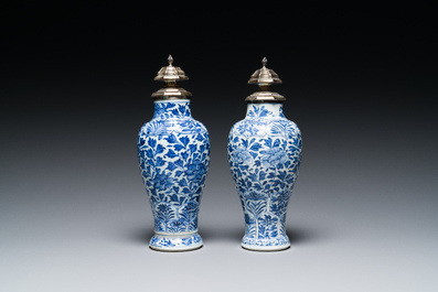 Een paar Chinese blauw-witte vazen met zilveren monturen, Kangxi
