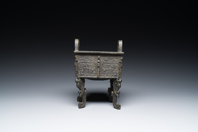 R&eacute;cipient &agrave; nourriture rituel archa&iuml;que en bronze dans le style des Zhou de l'Ouest, 'fangding', Chine, marque de Bao Ding Zhen Yong 寶鼎珍用, Ming