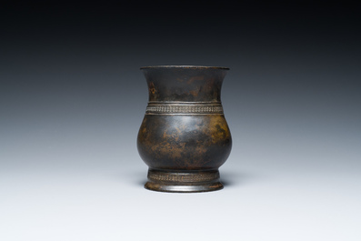 Een Chinees archa&iuml;sch bronzen ritueel wijnvat met inscriptie, 'zhi', late Shang-dynastie