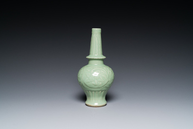 Een Chinese Longquan celadon vaas en een lotusvormige kom, Yuan of later