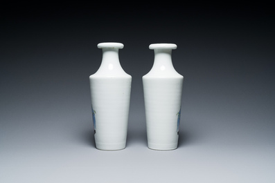 Paire de vases de forme rouleau en porcelaine de Chine famille rose, marque de Hongxian, R&eacute;publique