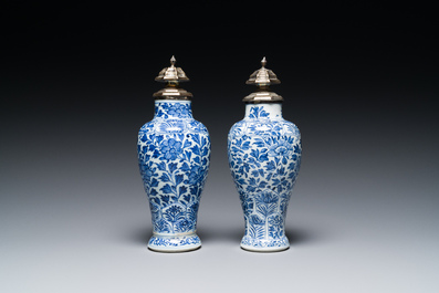 Een paar Chinese blauw-witte vazen met zilveren monturen, Kangxi