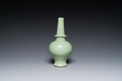Een Chinese Longquan celadon vaas en een lotusvormige kom, Yuan of later