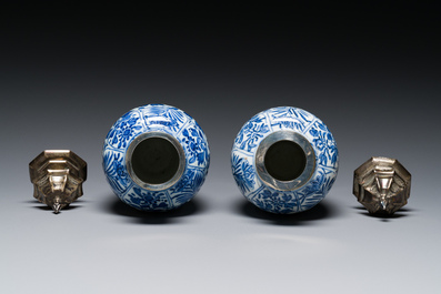 Een paar Chinese blauw-witte vazen met zilveren monturen, Kangxi