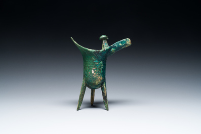 Een Chinees archa&iuml;sch bronzen ritueel wijnvat, 'jue', late Shang-dynastie