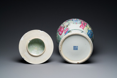 Vase couvert en porcelaine de Chine famille rose, marque de Qianlong, 19&egrave;me