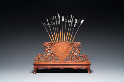A Chinese or Vietnamese miniature wooden weapon rack, 19/20th C.