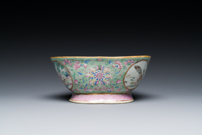 Een Chinese drielobbige famille rose kom met turquoise fondkleur, Tongzhi merk en periode