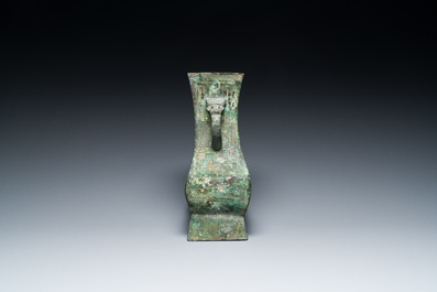 R&eacute;cipient &agrave; vin rituel archa&iuml;que en bronze inscrit Jie Fu Wu 㔾父戊, 'fanghu', Chine, Zhou de l'Ouest
