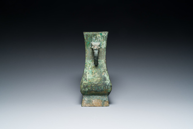 R&eacute;cipient &agrave; vin rituel archa&iuml;que en bronze inscrit Jie Fu Wu 㔾父戊, 'fanghu', Chine, Zhou de l'Ouest