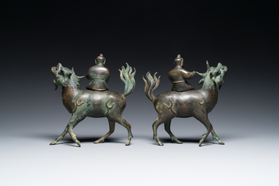 Een paar Chinese bronzen wierookbranders in de vorm van jongens op kylins, Ming