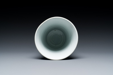 Een Chinese blauw-witte vaas met floraal decor, Kangxi