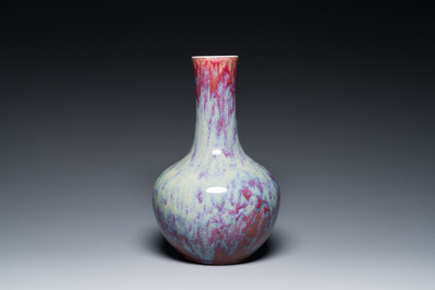 Vase de forme bouteille en porcelaine de Chine &agrave; &eacute;mail flamb&eacute;, 19&egrave;me