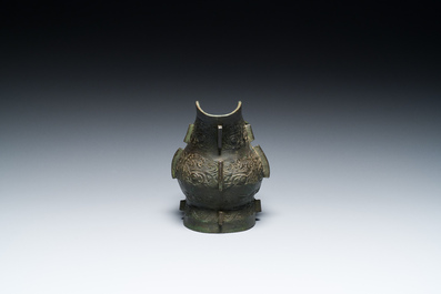R&eacute;cipient &agrave; vin rituel archa&iuml;que en bronze dans le style des Zhou de l'Ouest, 'gong', Chine, marque de Yong Bao Zhen Wan 永葆珍玩, Ming