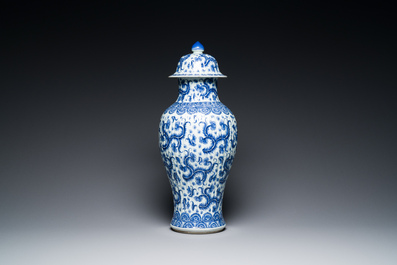 Vase couvert en porcelaine de Chine en bleu et blanc &agrave; d&eacute;cor floral, Kangxi