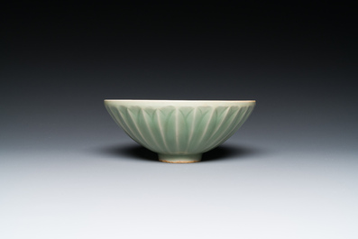 Een Chinese Longquan celadon vaas en een lotusvormige kom, Yuan of later