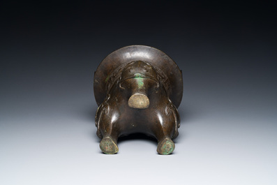 Een Chinese archa&iuml;sche bronzen driepotige wierookbrander, 'ding', Ming