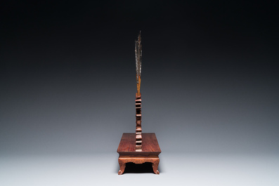 A Chinese or Vietnamese miniature wooden weapon rack, 19/20th C.