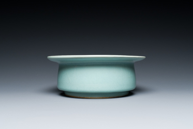 Een Chinese Longquan celadon penselenwasser, Song of later