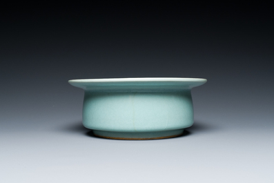 Een Chinese Longquan celadon penselenwasser, Song of later
