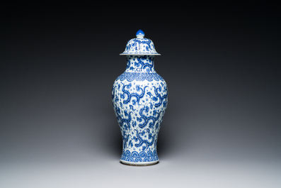 Vase couvert en porcelaine de Chine en bleu et blanc &agrave; d&eacute;cor floral, Kangxi