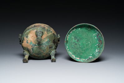 Een Chinese bronzen driepotige rituele voedselkom met deksel, 'ding', Oostelijke Zhou, Periode van Lente en Herfst