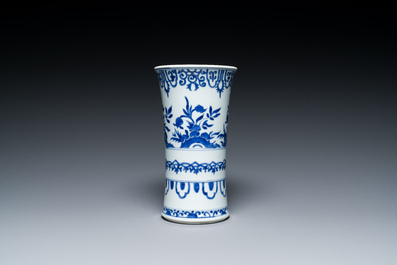 Een Chinese blauw-witte vaas met floraal decor, Kangxi